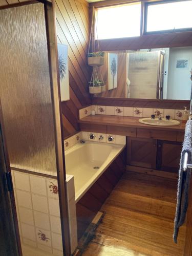 卡尔斯Classic Cowes的带浴缸和盥洗盆的浴室