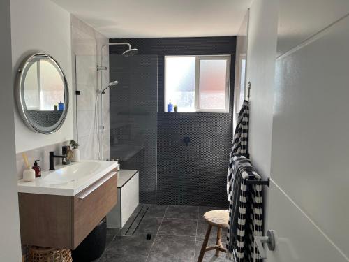 科夫斯港Jetty beach shack的带淋浴、盥洗盆和镜子的浴室