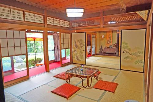 横滨日本庭園古民家　飯田屋　Traditional experience iidayajapan的客房设有桌子和窗户。