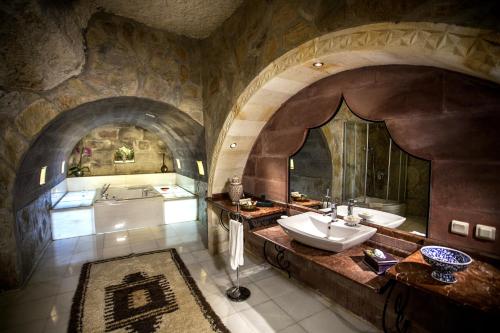 乌奇希萨尔博物馆酒店的大型浴室设有水槽和浴缸。