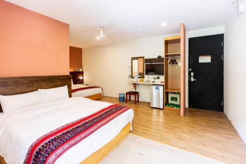 玉里镇安通温泉饭店 的酒店客房带一张床和一个厨房