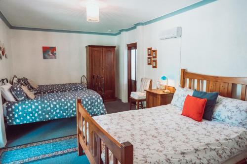 曼吉马普丁普之家住宿加早餐旅馆的一间卧室配有两张床和一张床套