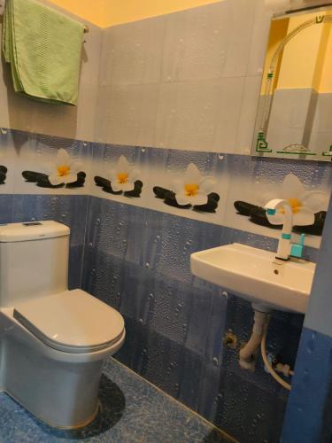 拉明德Kavre Guest House的一间带卫生间和水槽的浴室
