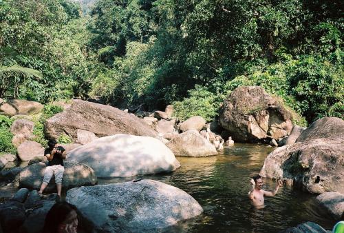 Ban Tha PhaeGreenspace Living的一群人,在河里,有岩石