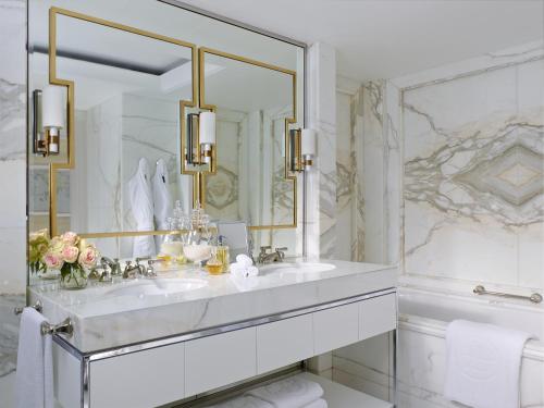 悉尼悉尼朗廷酒店的浴室配有盥洗盆、镜子和浴缸