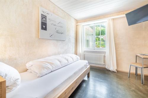 恩特勒布赫Drei Könige的一间卧室设有一张床和一个窗口