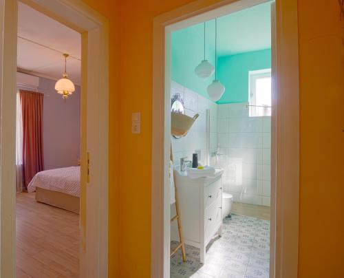 穆兹罗斯FULLHOUSE Moudros的一间带水槽和镜子的浴室