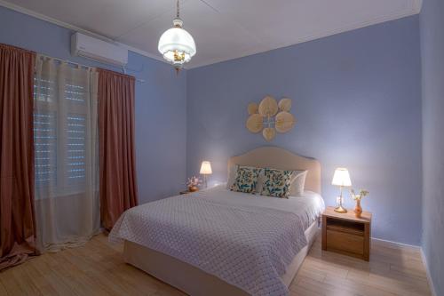 穆兹罗斯FULLHOUSE Moudros的一间蓝色卧室,配有一张床和两盏灯