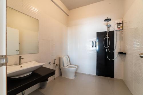 勿洞J Cube Betong - Private House的一间带水槽、卫生间和镜子的浴室
