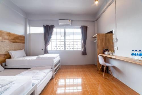 勿洞J Cube Betong - Private House的小房间设有两张床和窗户