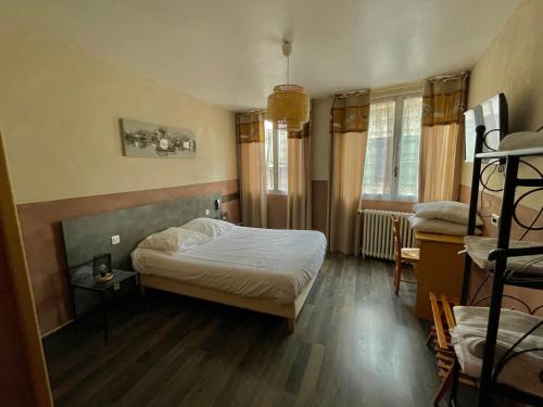 马诺斯克弗朗索瓦1厄酒店的一间小卧室,配有床和2个窗户