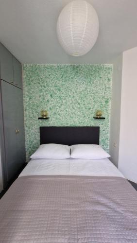 卡斯特尔·斯塔费力克Studio Nina的一间卧室设有一张大床和绿色的墙壁