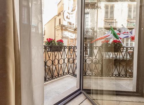 萨萨里维托里奥埃马努埃莱酒店的窗户享有鲜花阳台的景致。