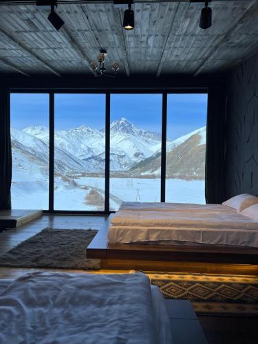 卡兹贝吉Gzaze的一间带一张床的卧室,享有山景
