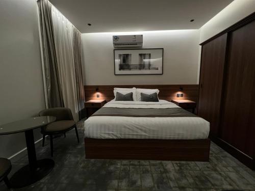 سيفن سون للأجنحة الفندقية客房内的一张或多张床位
