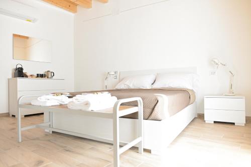 圣阿加塔-博洛涅塞Bull House的白色卧室配有床和书桌