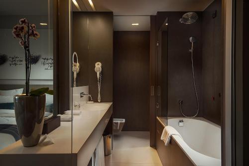 卢布尔雅那库伯酒店的带浴缸、卫生间和盥洗盆的浴室