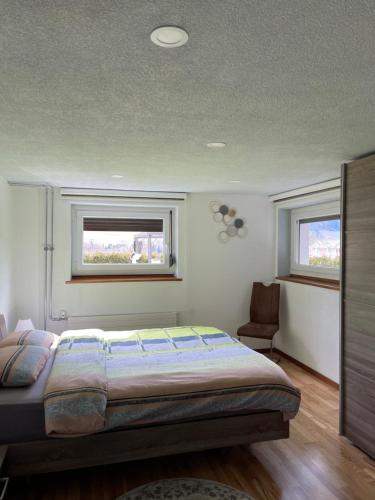 CouvetAppartement Wonder的一间卧室设有一张床和两个窗户。