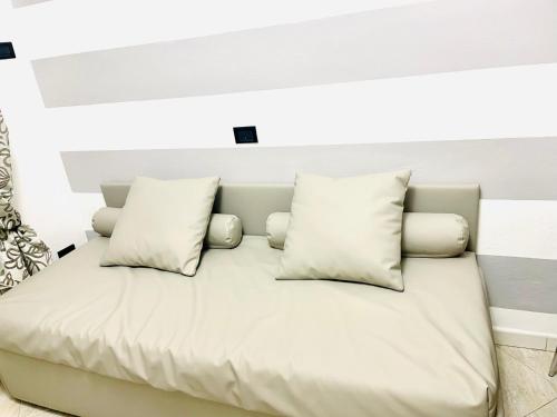 蒙特罗索阿尔马雷Acciuga的一张床上有四个枕头的房间