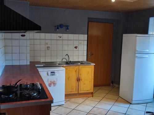 ZillingChambre Haut的厨房配有炉灶和白色冰箱。