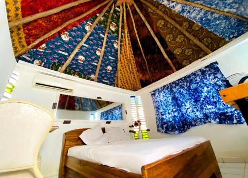 瓦加杜古Le BASTA的配有一张床和天花板的房间