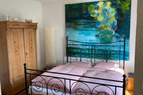 Moderne Kunst im Bauernhaus的一间卧室配有一张壁画床