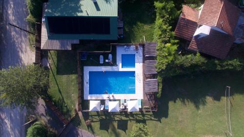 贝尔格拉诺将军镇Cabañas Cuatro Horizontes的享有别墅内游泳池的顶部景致