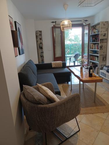 阿亚蒙特Relax Apartment Costa Esuri的客厅配有沙发和桌子