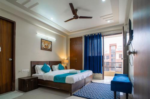 古尔冈The Lodgers 2 BHK Serviced Apartment infront of Artemis Hospital Gurgaon的一间卧室设有一张床和一个窗口