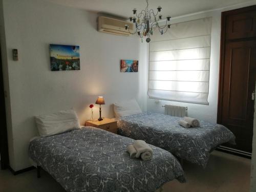 阿利坎特La Luna de Alicante的卧室内的两张床,配有毛巾
