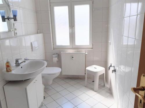 奥斯特巴德·哥伦Helle, offene Whg im Zentrum vom Ostseebad Göhren的白色的浴室设有水槽和卫生间。