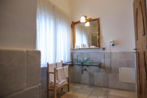切利诺圣马尔科Tenute Al Bano的浴室设有镜子和玻璃水槽