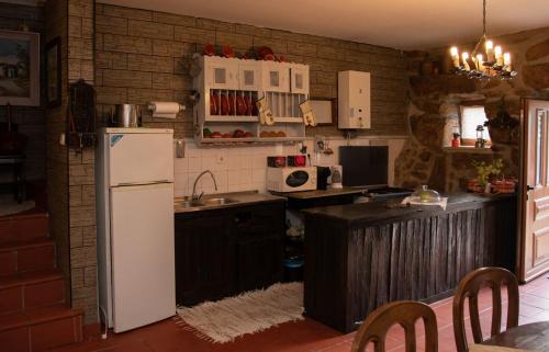 蒙丁-迪巴什图Casa Senhor da Ponte的厨房配有白色冰箱和水槽