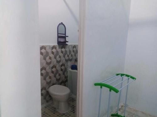 占碑市EXPRESS O 92251 Jaya Kusuma Homestay的一间小浴室,内设卫生间