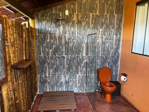 圣若热岛Rancho Aroeira的带淋浴和卫生间的浴室。