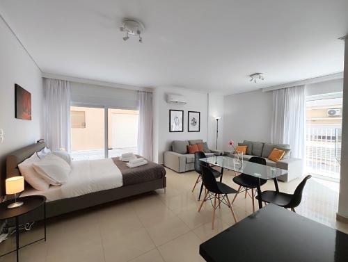 雅典Omorfokklisias Apartments by Verde的卧室配有一张床和一张桌子及椅子