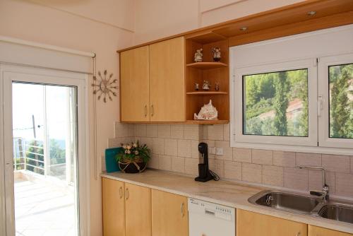 NerotriviáLila's Villa的厨房设有水槽和窗户。