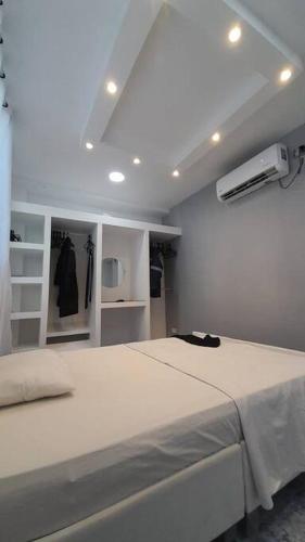 阿劳卡Apartamento Las Palmas的白色卧室配有白色的床和衣柜