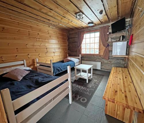 MuurameHotelli Vuorikelo的小木屋内一间卧室,配有两张床