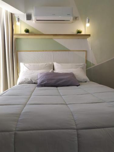 科尔多瓦Cañada Suites的一间卧室配有一张带白色毯子的床