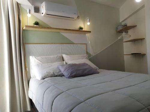 科尔多瓦Cañada Suites的一张带两个枕头的床和床罩