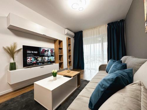 克卢日-纳波卡AD Apartments的带沙发和电视的客厅