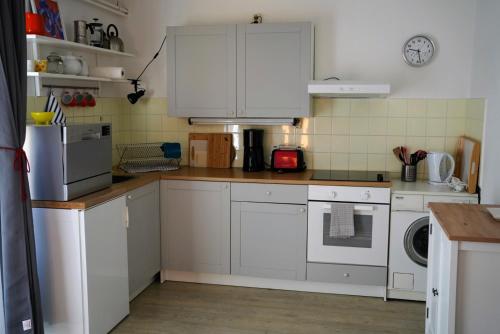 希察克尔Ferienwohnung am Waldrand, Hitzacker的厨房配有白色橱柜和台面