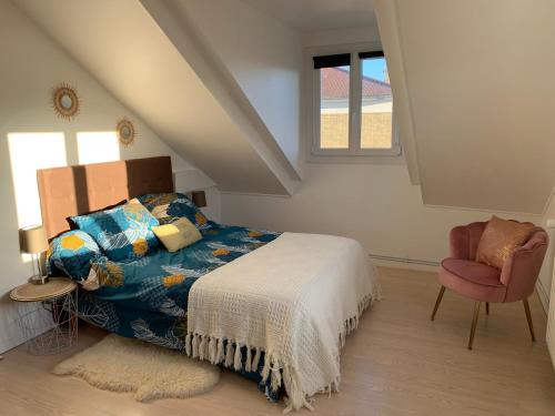 阿让特伊La maison parisienne & jardin的一间卧室配有一张床和一把椅子