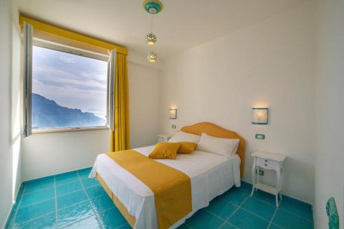 斯卡拉Ravello Dream Charming House的一间卧室设有一张床和一个大窗户