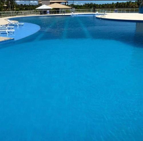 Resort Villa das águas praia do saco内部或周边的泳池