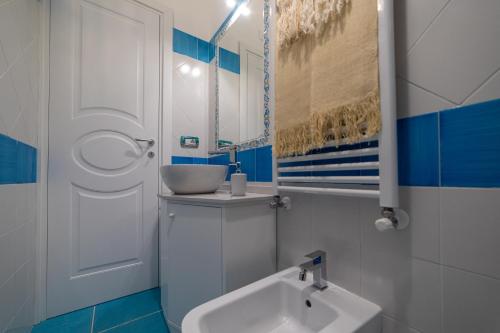 斯卡拉Ravello Dream Charming House的蓝色和白色的浴室设有水槽和镜子
