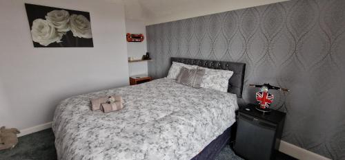 桑当切瑞李旅馆的一间卧室配有一张大床和棕色床头板