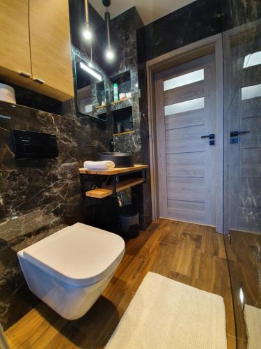 斯武普斯克Galaxy Apartments的浴室配有白色卫生间和盥洗盆。