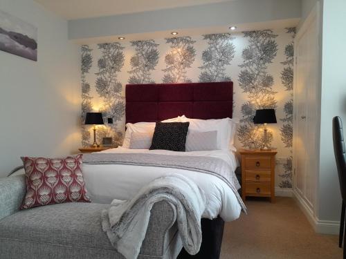托基布里埃尔菲尔兹旅馆的一间卧室配有一张大床和红色床头板